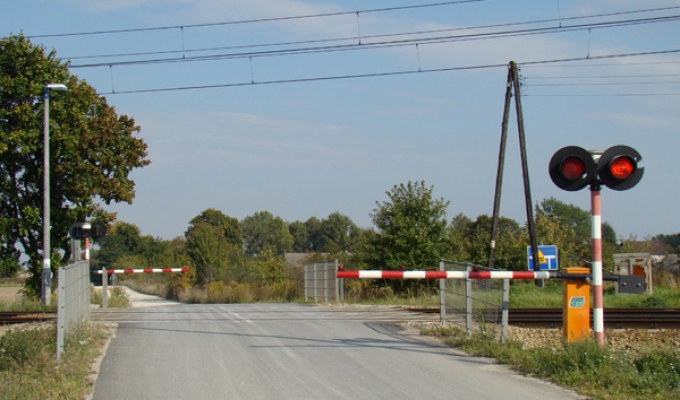Pytanie Q-2491: Czy w tej sytuacji po upewnieniu się, że nie nadjeżdża pociąg , masz prawo objechać półzapory i przejechać przez przejazd kolejowy ?