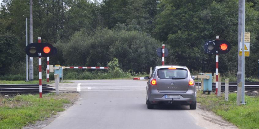 Pytanie Q-2495: Czy w tej sytuacji masz prawo ominąć poprzedzający pojazd wjeżdżając na część jezdni przeznaczoną dla przeciwnego kierunku ruchu, jeśli zdołasz zatrzymać się przed przejazdem kolejowym ?