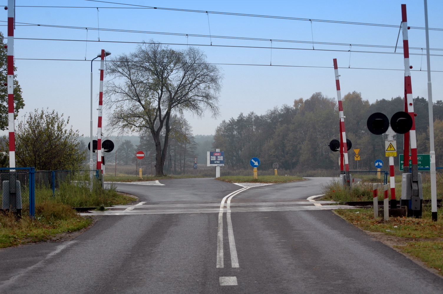 Pytanie Q-2498: Czy zbliżając się do przejazdu kolejowego z zaporami powinieneś uwzględniać, że wskutek różnych przyczyn urządzenia zabezpieczające mogą na czas nie zamknąć przejazdu ?