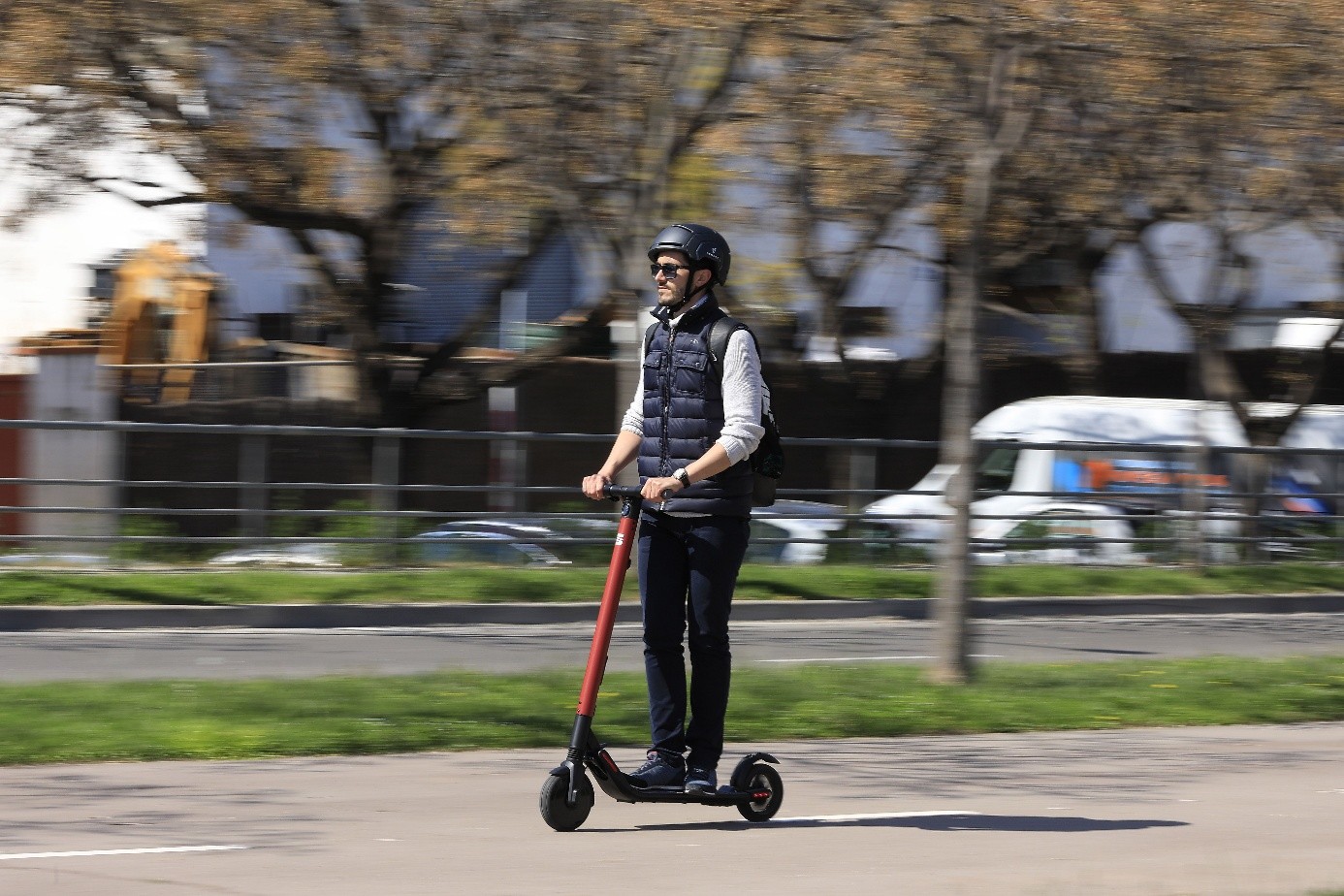 Pytanie Q-2534: Czy wolno Ci jadąc jezdnią kierować hulajnogą elektryczną z prędkością 30 km/h ?