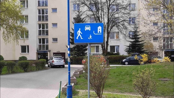 Pytanie Q-2535: Czy na drogach położonych w strefie oznaczonej widocznym znakiem, wolno Ci przewozić hulajnogą elektryczną dziecko w wieku do 10 lat ?