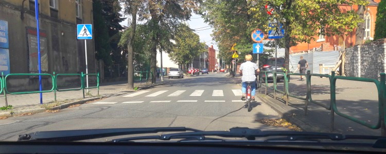 Pytanie Q-2501: Czy na przejściu dla pieszych, przy zachowaniu szczególnej ostrożności wolno Ci wyprzedzać rowerzystę ?