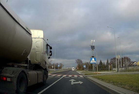 Pytanie Q-2506: Czy w przedstawionej sytuacji, pomimo zachowania szczególnej ostrożności, obowiązuje Cię zakaz wyprzedzania ?