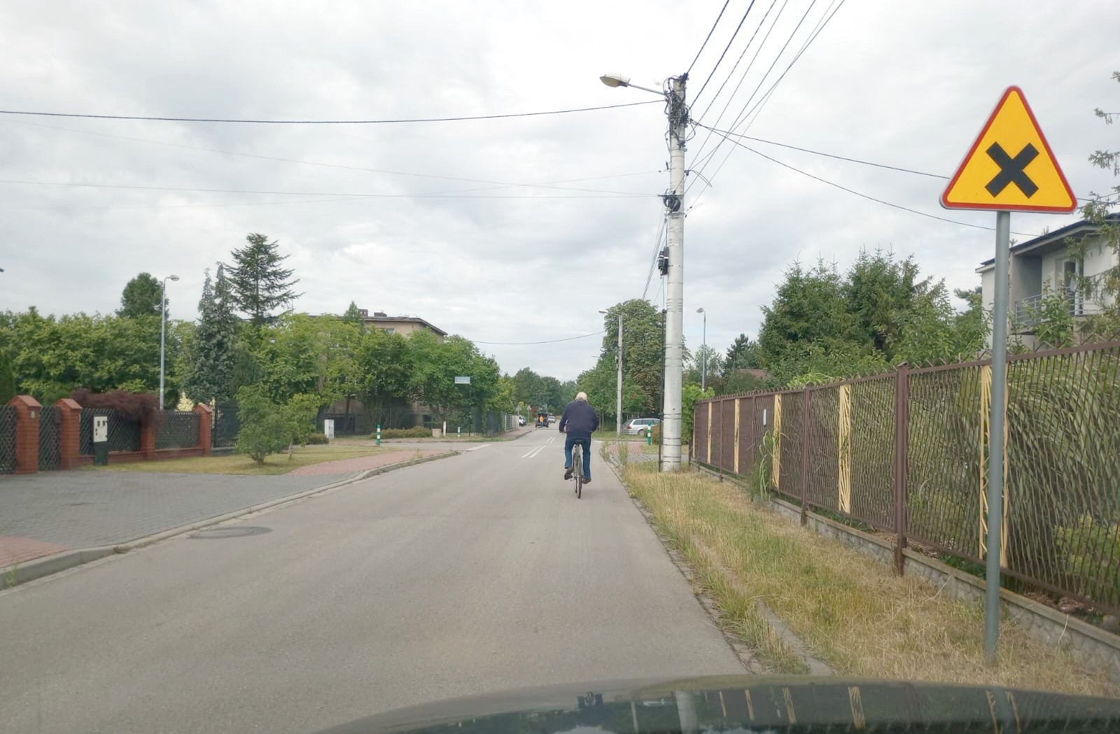 Pytanie Q-2513: Czy w tej sytuacji, mimo że zakaz wyprzedzania rowerzysty nie obowiązuje na skrzyżowaniu, powinieneś powstrzymać się od wyprzedzania rowerzysty, gdyż ze względu na ograniczoną widoczność mogłoby ono doprowadzić do stworzenia zagrożenia bezpieczeństwa ?