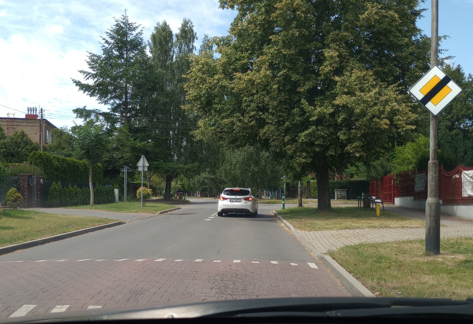 Pytanie Q-2517: Czy obowiązuje Cię zakaz wyprzedzania pojazdu silnikowego jadącego jezdnią na skrzyżowaniu ?