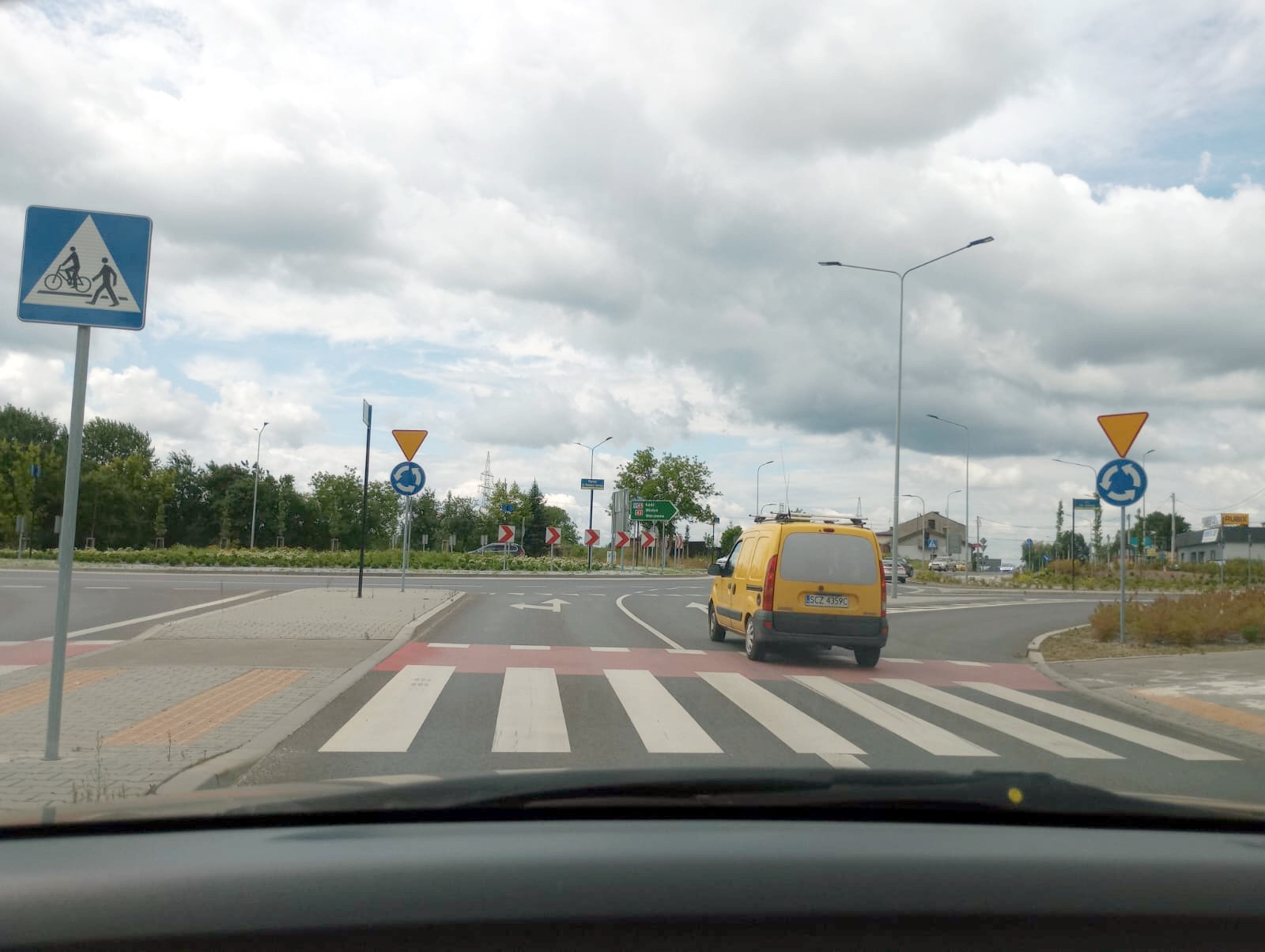 Pytanie Q-2519: Czy w tej sytuacji, przy zachowaniu szczególnej ostrożności, wolno Ci wyprzedzić poprzedzający pojazd na najbliższym skrzyżowaniu ?
