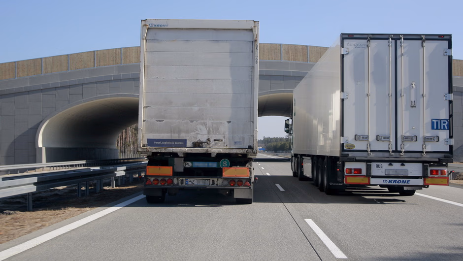 Pytanie Q-2527: Czy w takiej sytuacji, kierując na autostradzie samochodem ciężarowym o maksymalnej masie całkowitej przekraczającej 3,5 t., wolno Ci wyprzedzić inny pojazd samochodowy jadący z prędkością 50 km/h ?
