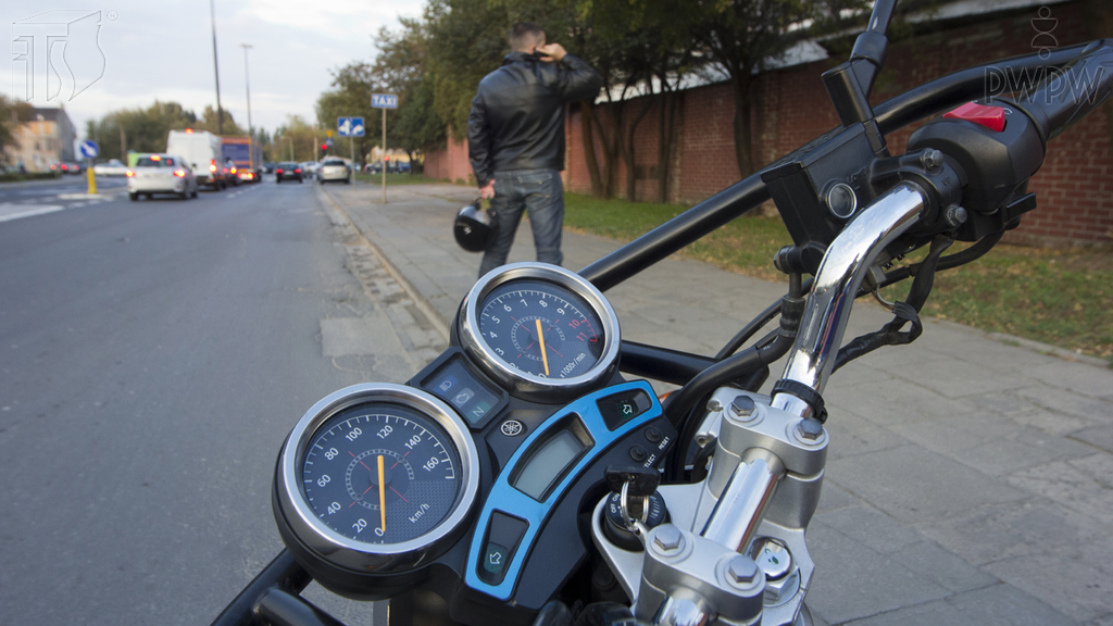 Pytanie Q-0701: Czy tak pozostawiony na postoju bez opieki motocykl jest prawidłowo zabezpieczony przed możliwością uruchomienia go przez osobę niepowołaną?