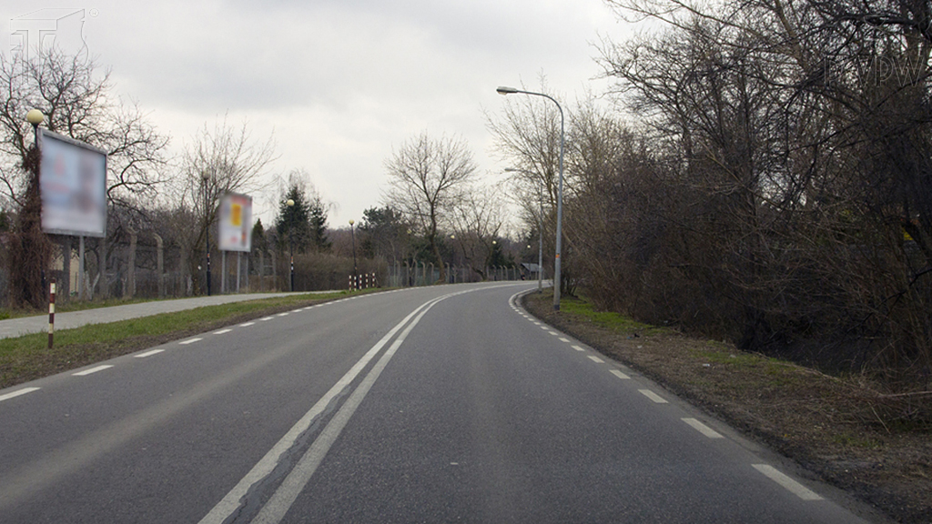 Pytanie Q-0679: Jedziesz z prędkością 80 km/h. Jaka pozycja początkowa zapewni Ci optymalny tor jazdy po zakręcie?