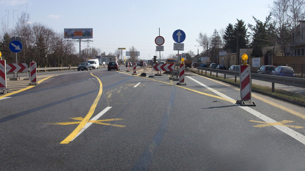 Pytanie Q-0373: Czy w tej sytuacji, przejeżdżając przez białą przerywaną linię, zmieniasz pas ruchu?