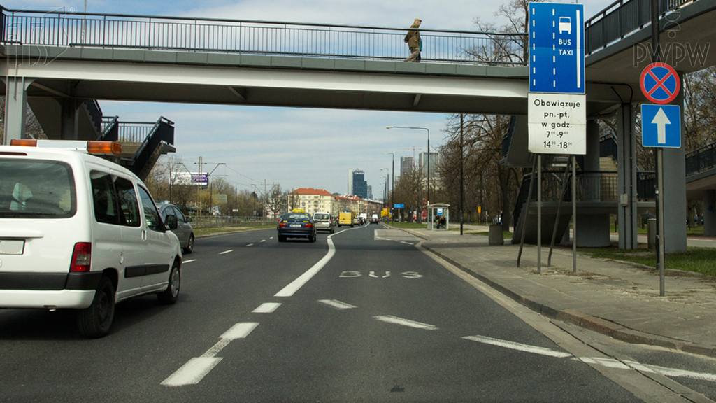 Pytanie Q-0603: Czy w tej sytuacji wolno Ci w niedzielę korzystać z pasa ruchu przy prawej krawędzi jezdni?