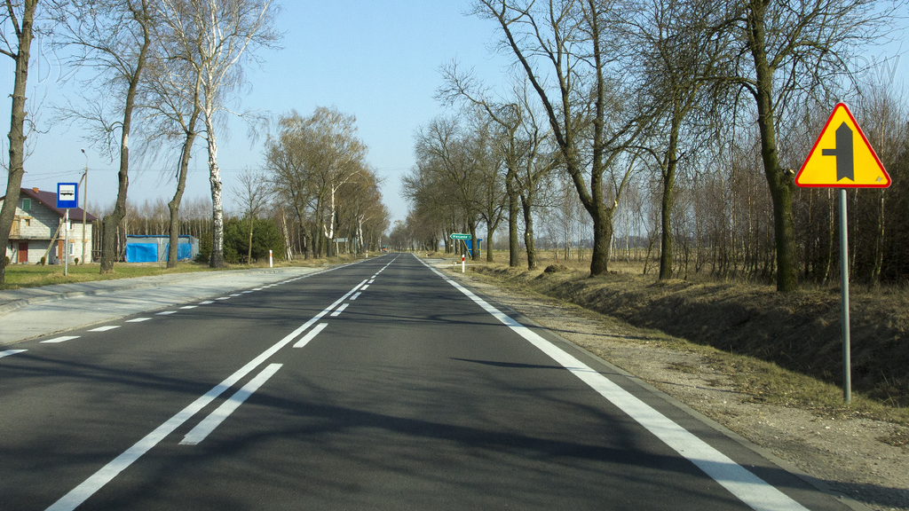 Pytanie Q-0163: Czy bezpośrednio za tym znakiem masz prawo zatrzymać pojazd na poboczu, jeżeli nie utrudni to ruchu innych pojazdów?