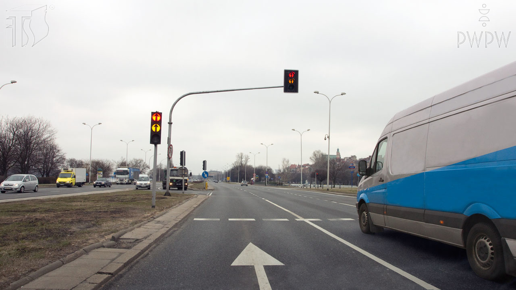 Pytanie Q-0012: Czy w tej sytuacji nadawany sygnał świetlny zezwala Ci na wjazd za sygnalizator?