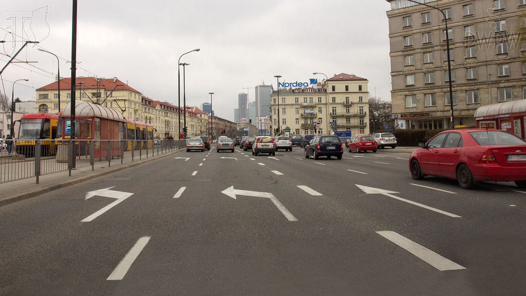 Pytanie Q-0384: Czy jadąc tym pasem ruchu masz prawo zawrócić na najbliższym skrzyżowaniu?