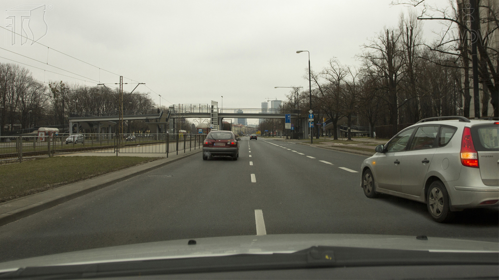 Pytanie Q-0241: Czy zmieniając pas ruchu z lewego na środkowy, miałeś pierwszeństwo przed pojazdem wjeżdżającym na ten pas z prawej strony?