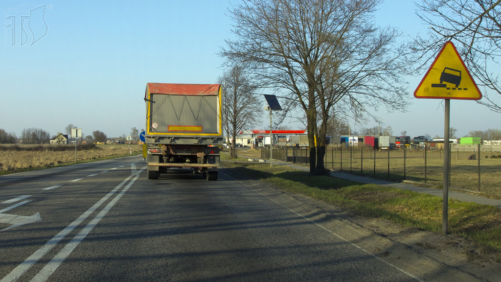 Pytanie Q-0080: Czy w przedstawionej sytuacji, wjeżdżając na pobocze, powinieneś zrobić to ostrożnie i znacznie zmniejszyć prędkość?