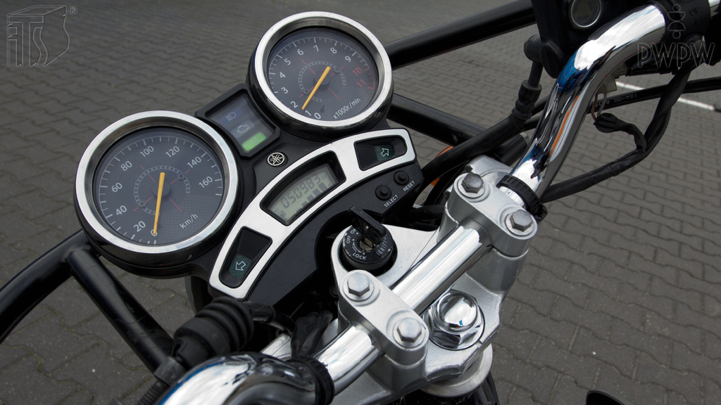 Pytanie Q-0702: Czy podczas postoju wolno Ci oddalić się od motocykla, jeśli silnik jest w ruchu?