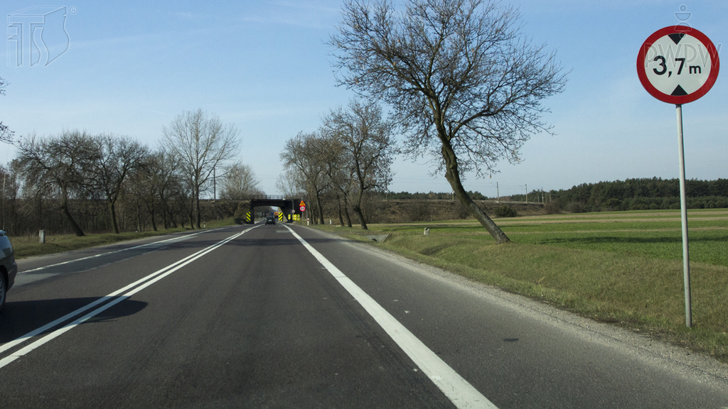 Pytanie Q-0358: Kierujesz pojazdem o wysokości 2,8 metra, załadowanym do wysokości 3,8 metra. Czy wolno Ci kontynuować jazdę tą drogą?