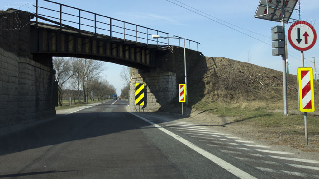 Pytanie Q-0631: Czy w tej sytuacji wolno Ci wjechać na zwężony odcinek jezdni, jeżeli nie wymusza to na nadjeżdżającym z przeciwka konieczności zatrzymania się?
