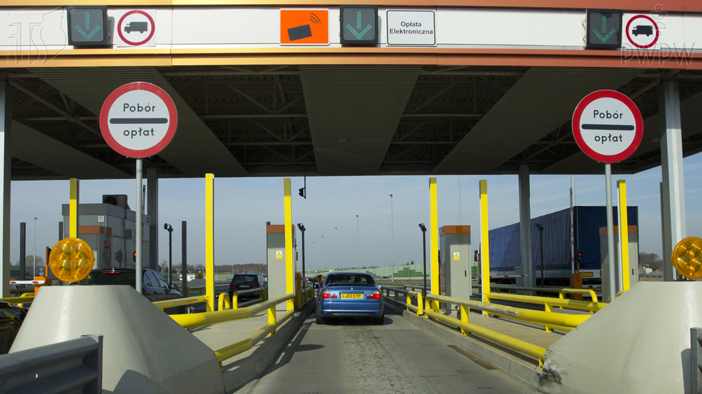 Pytanie Q-0357: Kierujesz samochodem ciężarowym o dopuszczalnej masie całkowitej 12 ton. Czy w przedstawionej sytuacji wolno Ci wjechać na autostradę przez tę bramkę?