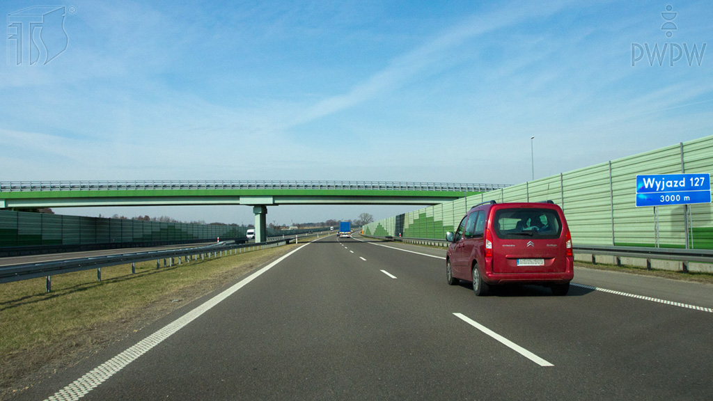 Pytanie Q-0566: Czy wolno Ci wyprzedzić pojazd poruszający się obok, zanim zmienisz pas ruchu i zjedziesz z autostrady na najbliższym wyjeździe?