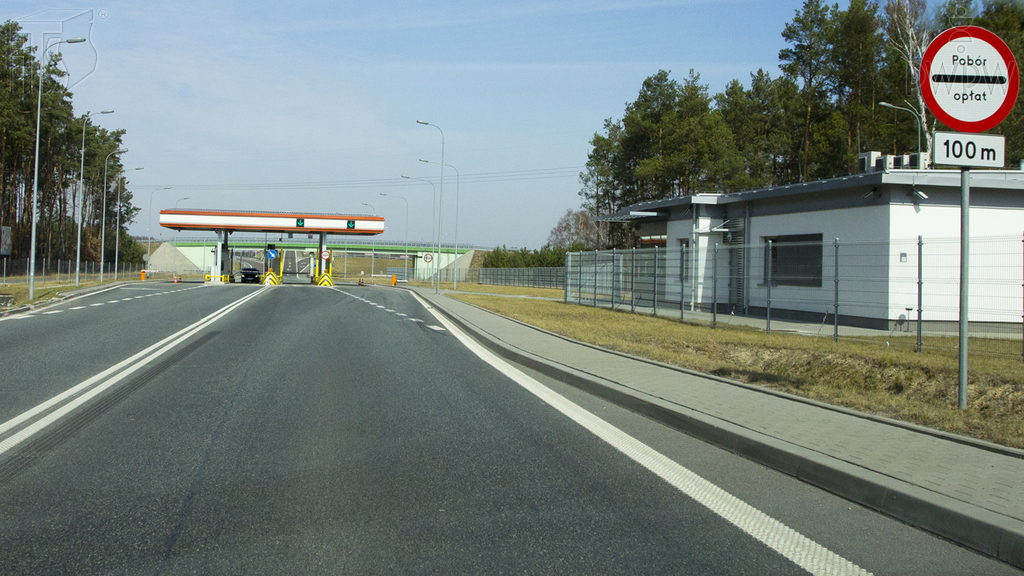 Pytanie Q-0193: Czy w przedstawionej sytuacji umieszczona pod znakiem tabliczka wskazuje odległość znaku od miejsca, w którym masz obowiązek zatrzymania się?