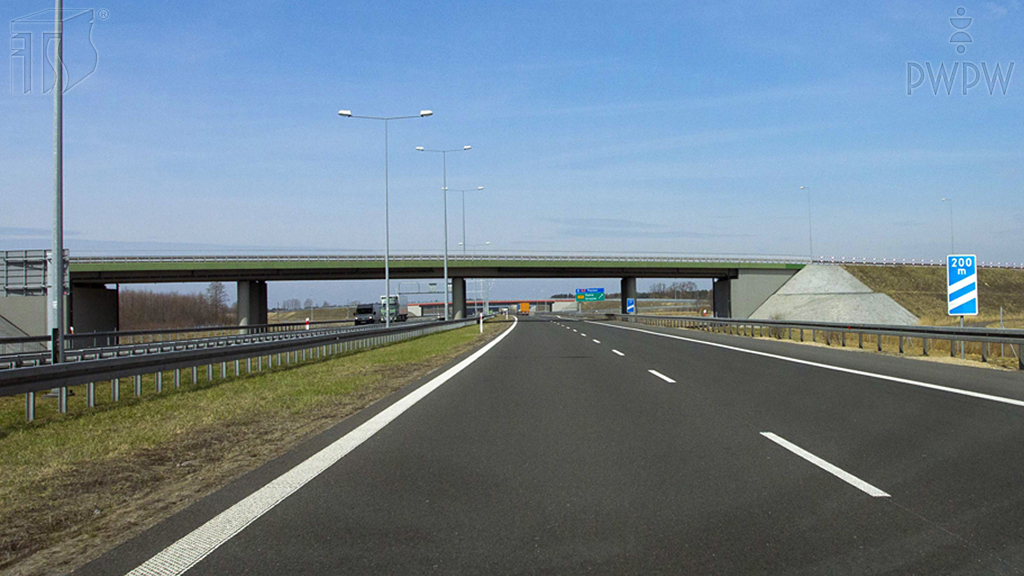 Pytanie Q-0639: Czy w tej sytuacji, jeżeli zamierzasz zjechać z autostrady, powinieneś przystąpić do zmiany pasa ruchu?'