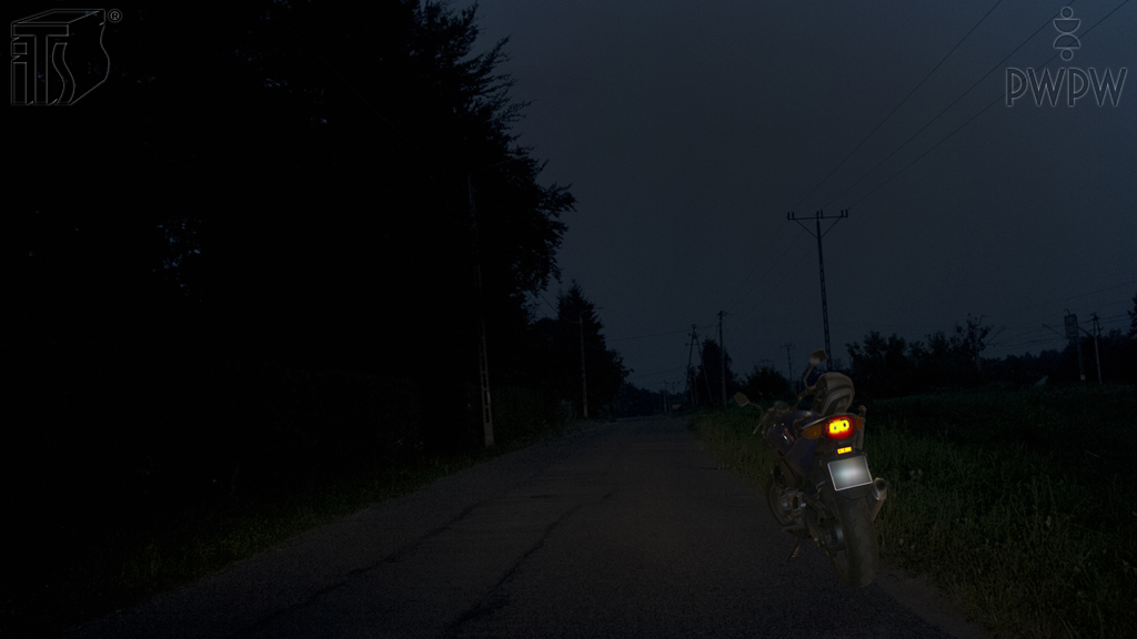 Pytanie Q-0594: Czy w tej sytuacji, parkując motocykl na jezdni, masz obowiązek włączyć światła pozycyjne lub postojowe?
