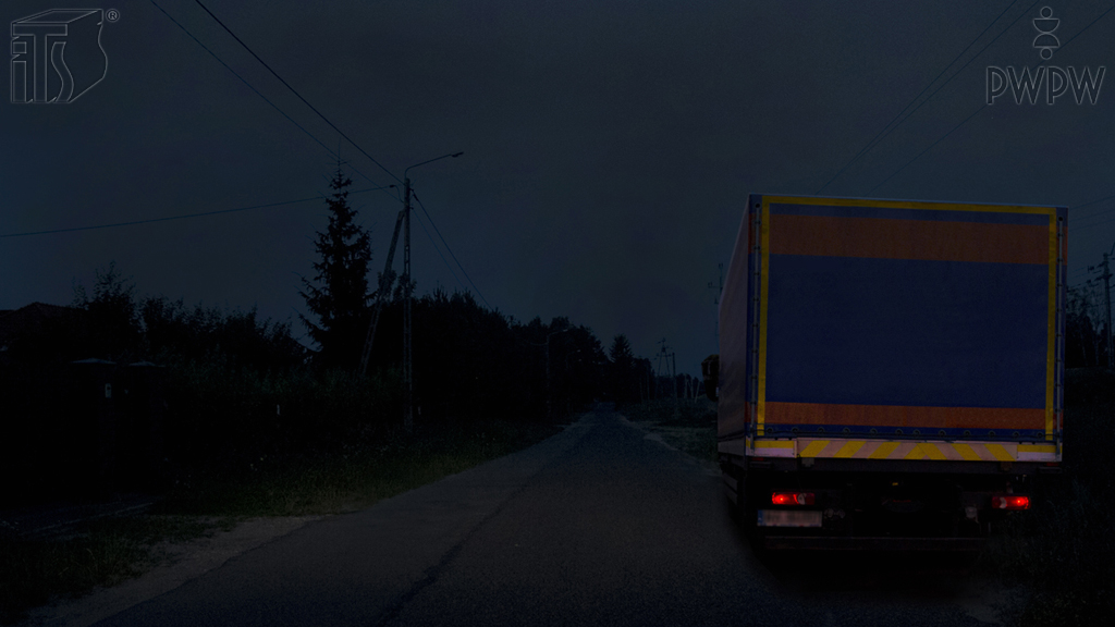 Pytanie Q-0597: Czy w tej sytuacji, parkując samochodem ciężarowym na drodze, masz obowiązek włączyć światła pozycyjne lub postojowe?