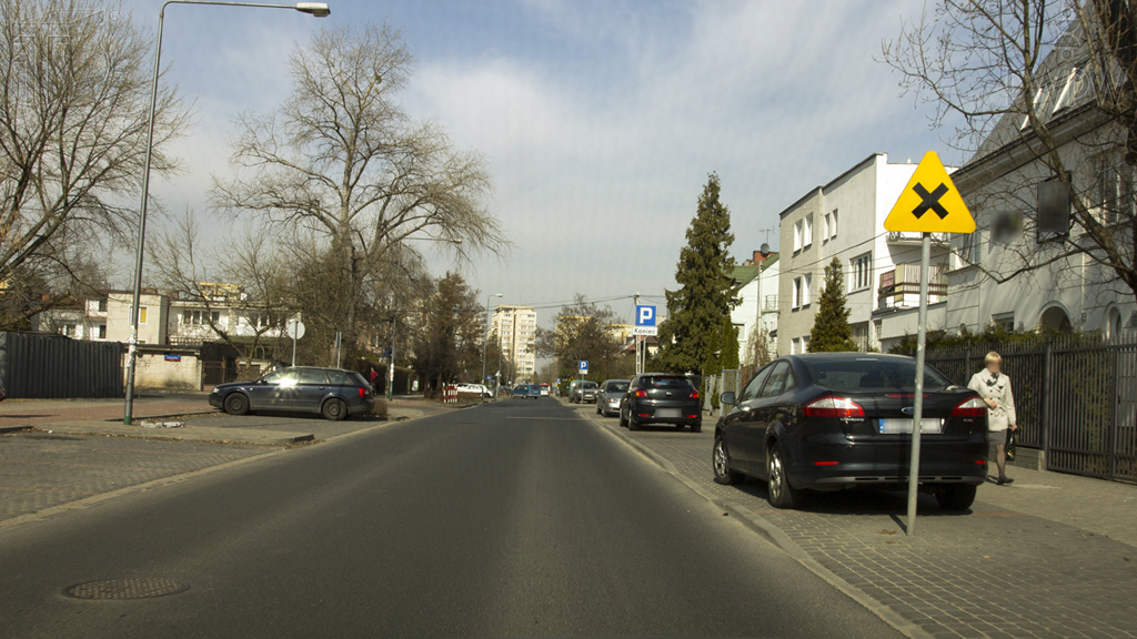 Pytanie Q-0545: Czy jadąc z prędkością 50 km/h i mając niedostateczną widoczność po prawej stronie, powinieneś na tym skrzyżowaniu zmniejszyć prędkość?
