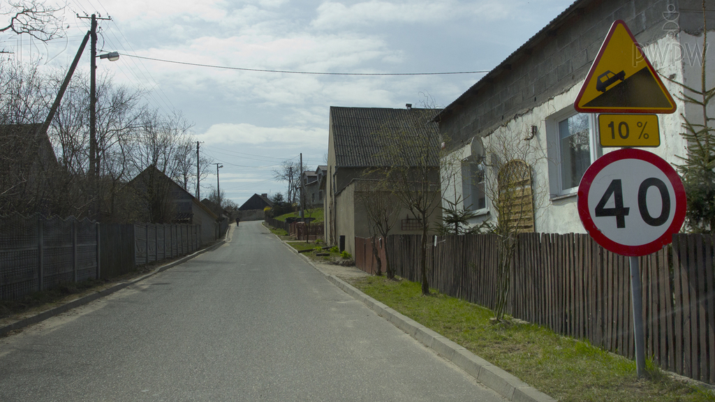 Pytanie Q-0653: Czy w przedstawionej sytuacji jesteś ostrzegany o znacznym wzniesieniu drogi?