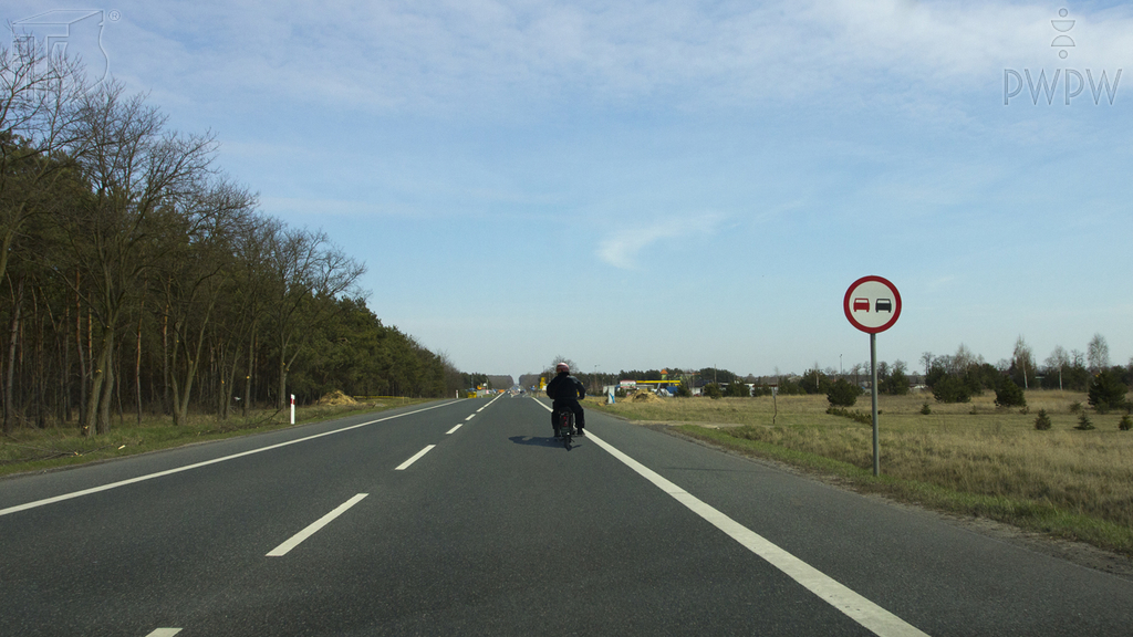Pytanie Q-0361: Czy ten znak zabrania Ci wyprzedzać motocykle jednośladowe?