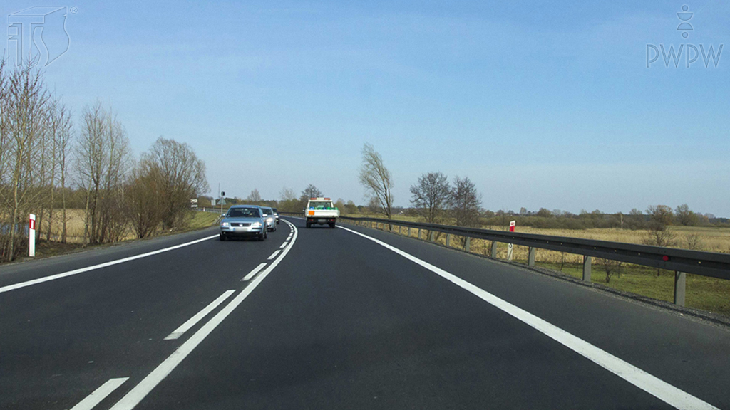 Pytanie Q-0680: Jedziesz z prędkością 90 km/h. Jaka pozycja początkowa zapewni Ci optymalny tor jazdy po zakręcie?