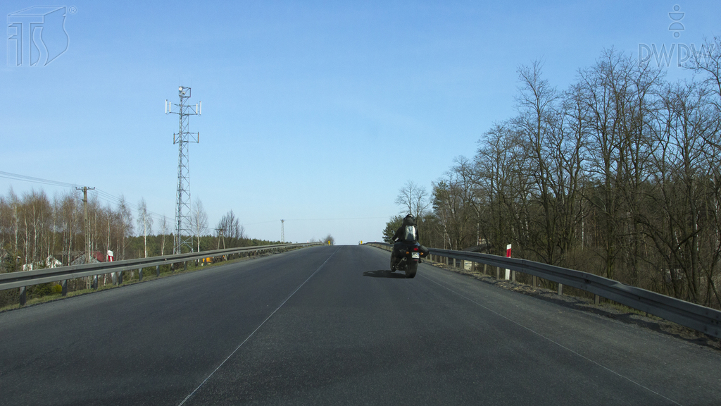 Pytanie Q-1616: Czy w tej sytuacji, dojeżdżając drogą dwukierunkową do wierzchołka wzniesienia, masz prawo wyprzedzić motocykl?