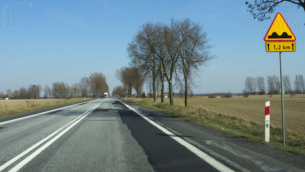 Pytanie Q-0065: Czy w przedstawionej sytuacji jesteś ostrzegany o nierównościach na drodze, występujących na odcinku 1,2 km za znakiem?