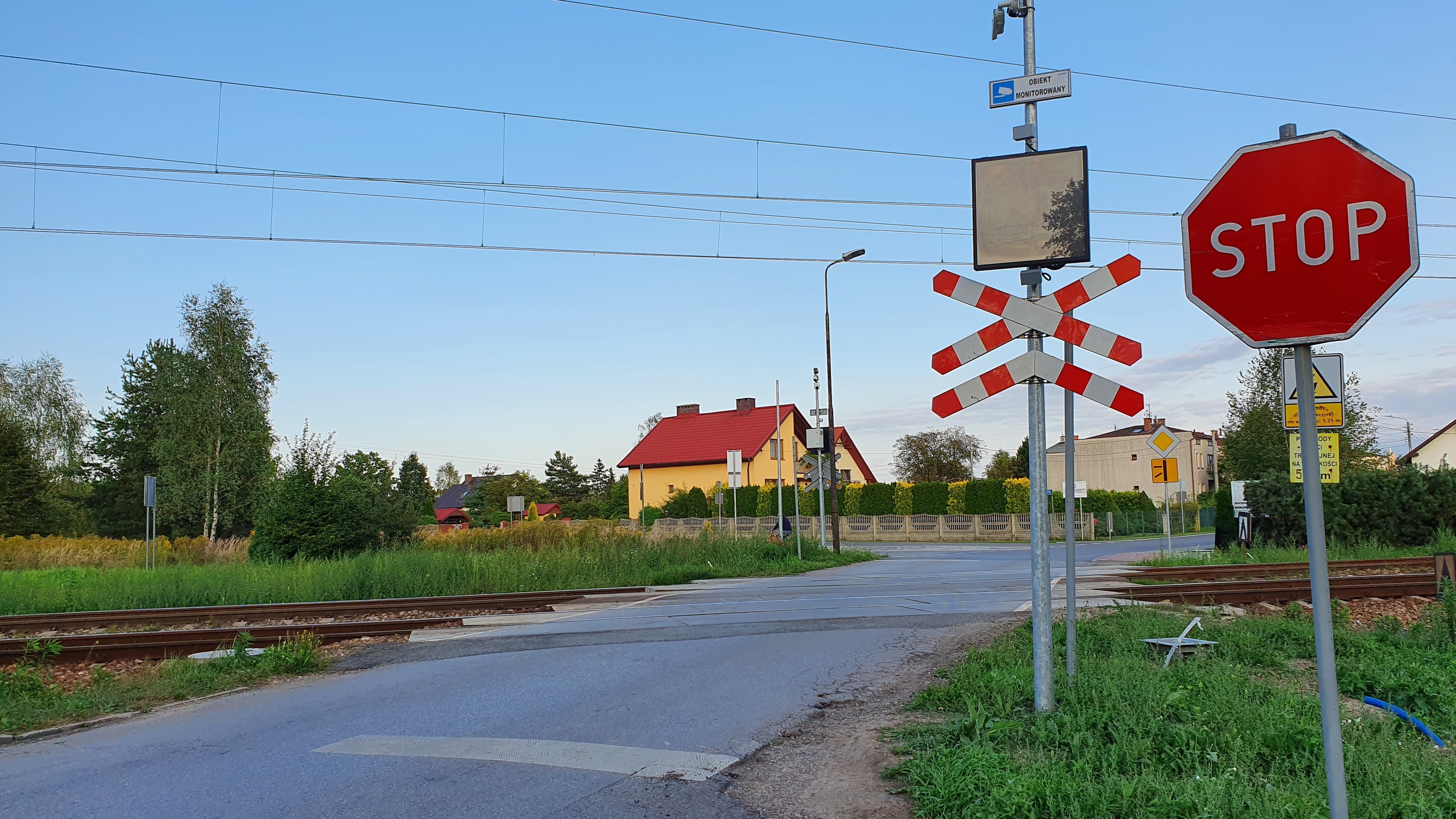 Pytanie Q-2482: Czy w tym miejscu, przejeżdżając przez torowisko bez zatrzymania możesz narazić wiele osób na utratę życia lub zdrowia?