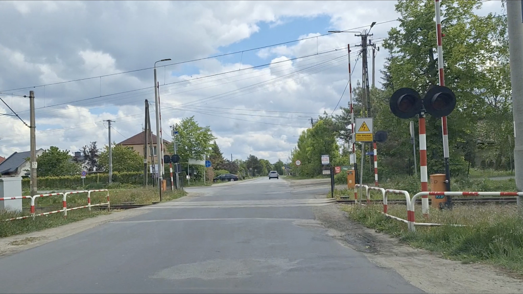 Pytanie Q-2481: Czy zbliżając się do przejazdu kolejowego z siecią trakcyjną powinieneś mieć świadomość dodatkowego zagrożenia?
