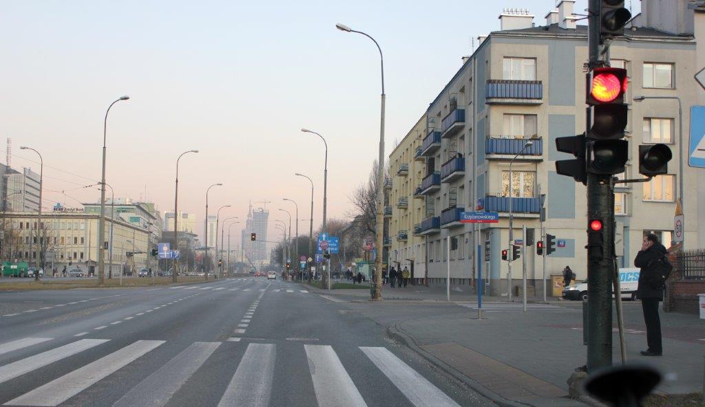 Pytanie Q-1676: Czy w tej sytuacji masz prawo wjechać za sygnalizator, jeżeli nie utrudnisz ruchu pieszym?