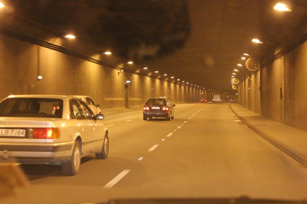 Pytanie Q-1672: Czy zabrania się cofania pojazdem w tunelu, na moście i wiadukcie?