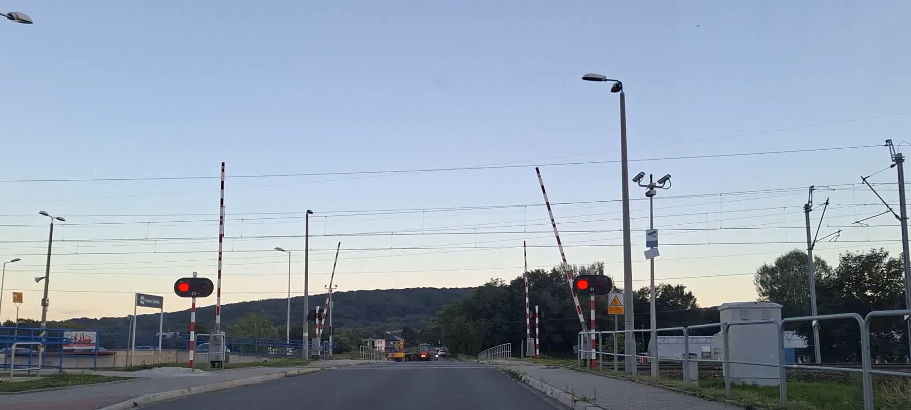 Pytanie Q-2580: Czy w tej sytuacji wolno Ci jeszcze wjechać na przejazd kolejowy ?