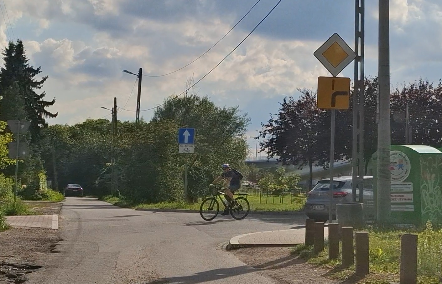 Pytanie Q-2583: Czy w tej sytuacji jadąc na wprost masz pierwszeństwo przed rowerzystą?