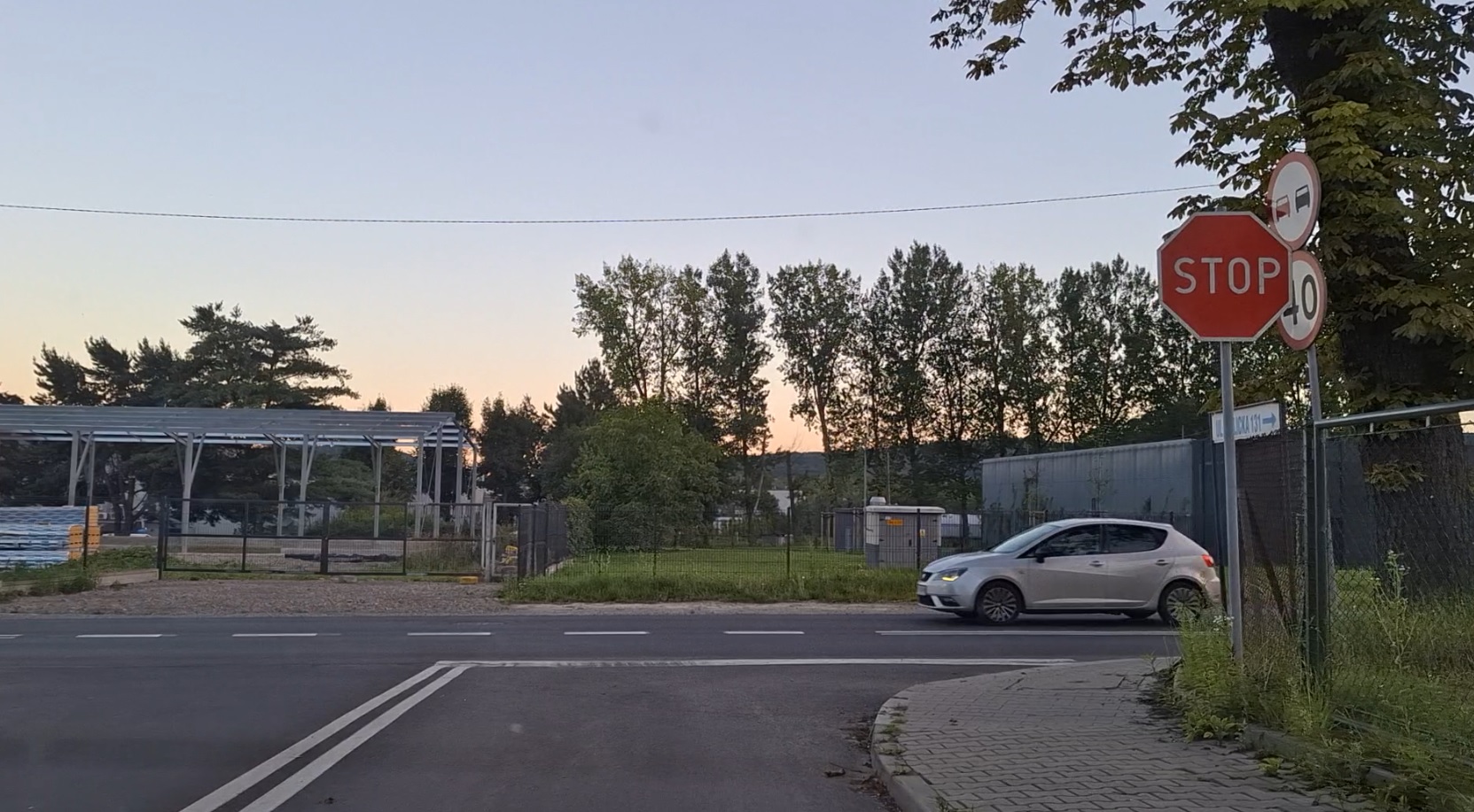 Pytanie Q-2592: Czy w tej sytuacji, w związku z obowiązkiem ustąpienia pierwszeństwa pojazdowi z prawej strony, masz obowiązek zatrzymać się przed znakiem STOP a następnie przed linią zatrzymania ?