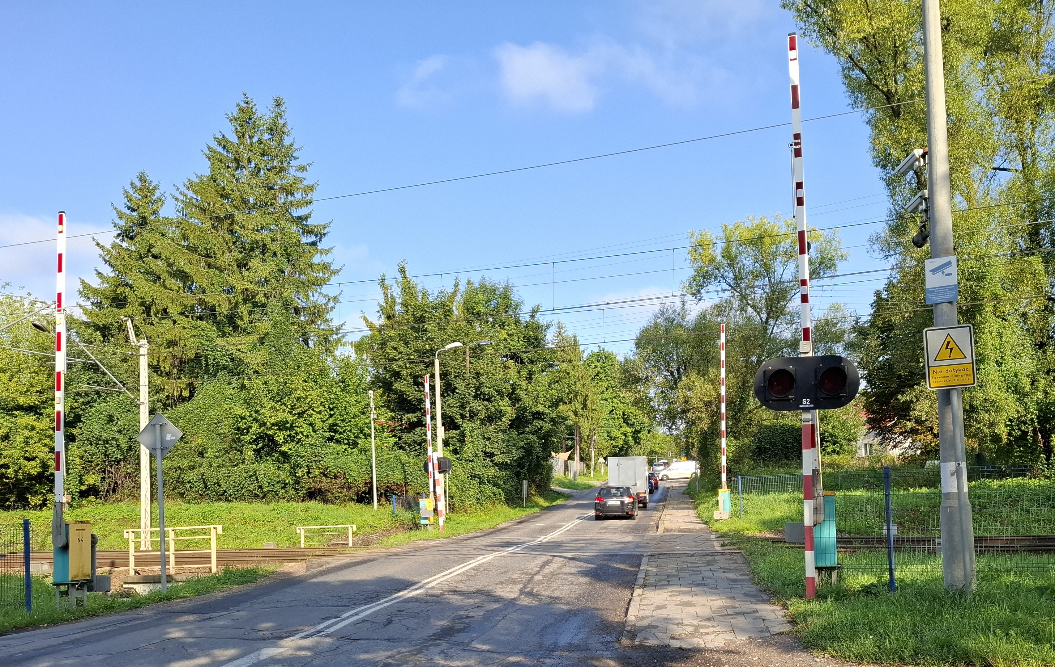 Pytanie Q-2581: Czy w tej sytuacji możesz wjechać na przejazd kolejowy jeżeli widzisz, że po drugiej stronie przejazdu nie ma miejsca do kontynuowania jazdy ?