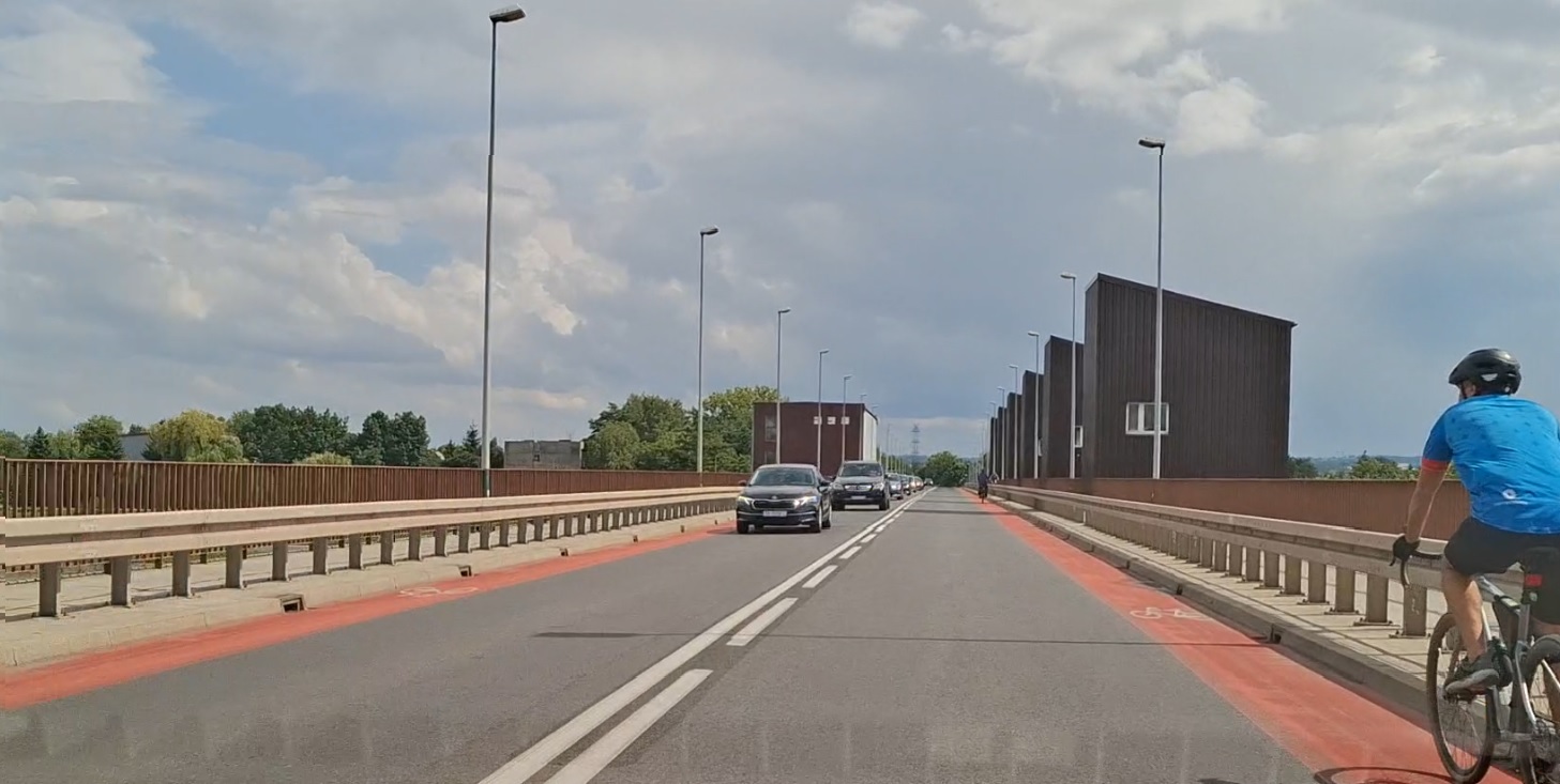 Pytanie Q-2598: Czy wyprzedzając rower jadący pasem ruchu dla rowerów musisz zachować od niego odstęp boczny o wielkości co najmniej 1m ?