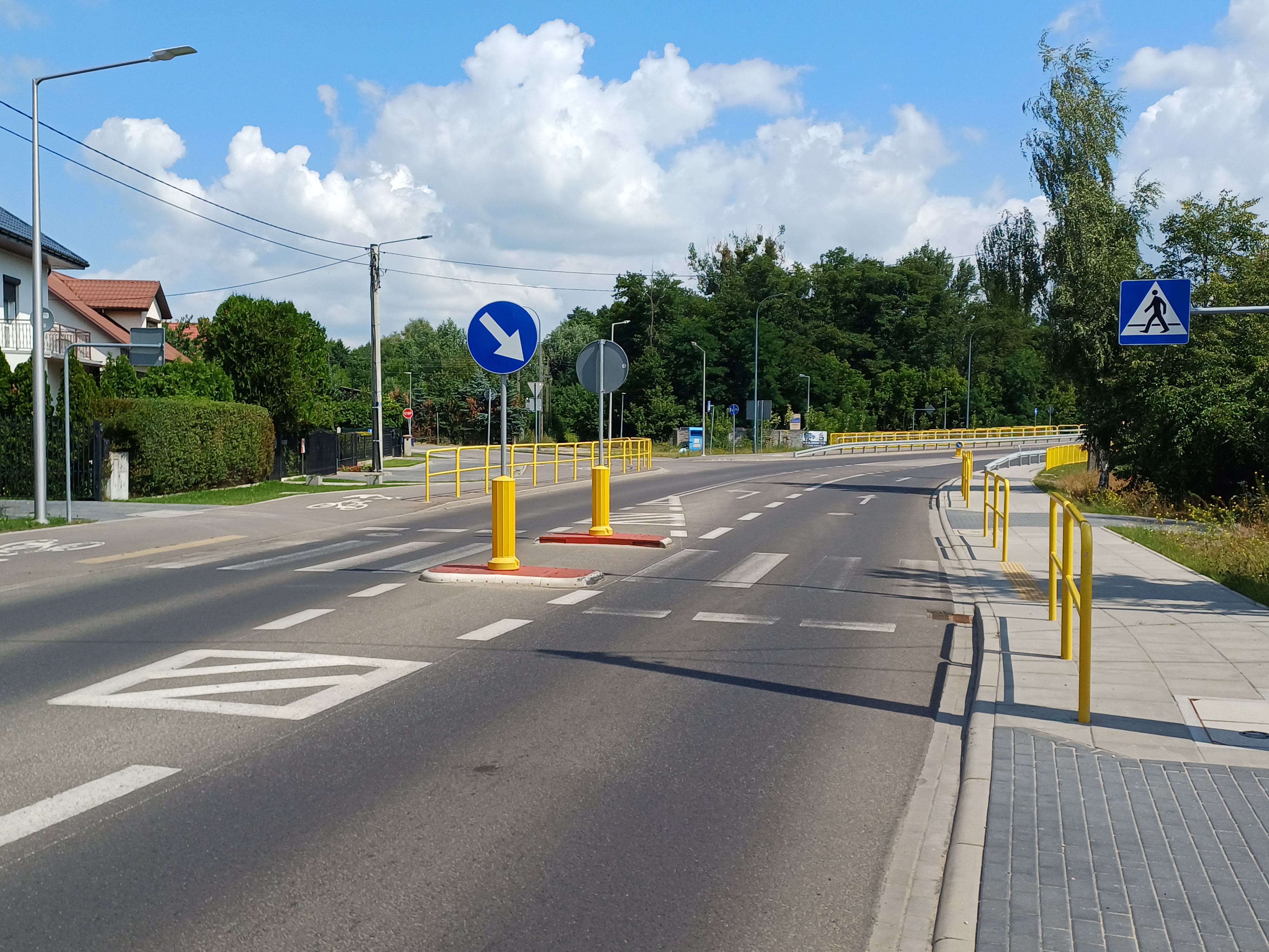 Pytanie Q-2619: Czy kierujący pojazdem, zbliżając się do tak oznaczonego przejścia dla pieszych może spodziewać się dziecka, w wieku do lat 10 jadącego rowerem pod opieką osoby dorosłej, przekraczających jezdnię w tym miejscu?