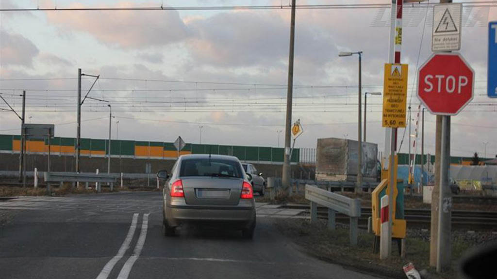 Pytanie Q-1702: Czy w razie unieruchomienia pojazdu na przejeździe kolejowym masz obowiązek ostrzec kierującego pojazdem szynowym, jeżeli nie jest możliwie usunięcie pojazdu z tego przejazdu?