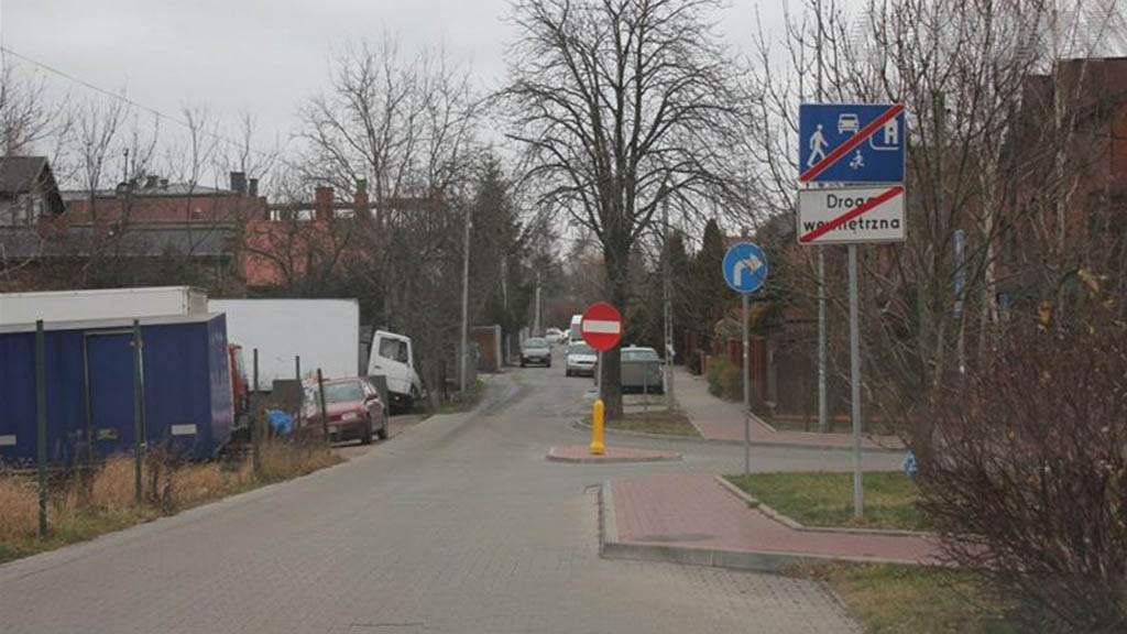 Pytanie Q-1766: Czy wyjeżdżając za te znaki informacyjne włączasz się do ruchu?