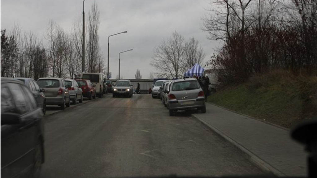 Pytanie Q-1667: Czy w widocznej sytuacji masz prawo kontynuować jazdę przed pojazdem nadjeżdżającym z przeciwka?