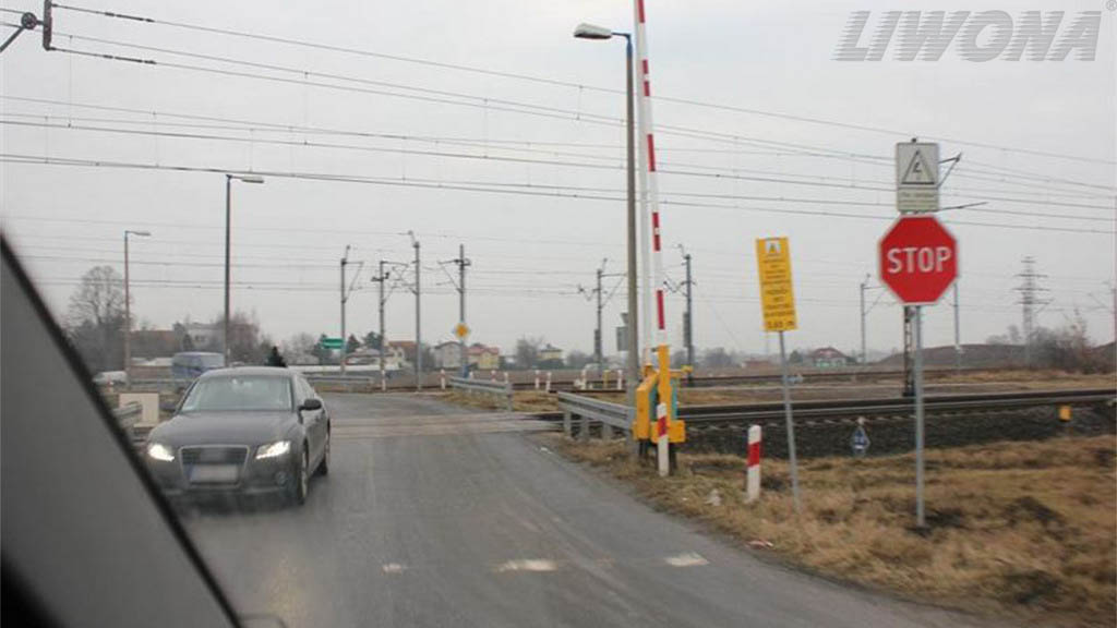 Pytanie Q-1701: Czy przed wjechaniem na tory należy upewnić się, czy nie zbliża się pojazd szynowy?