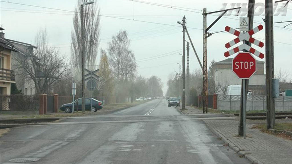 Pytanie Q-1725: Czy w widocznej sytuacji masz prawo wjechać na przejazd kolejowy bez zatrzymania się, jeżeli nie zbliża się pojazd szynowy?